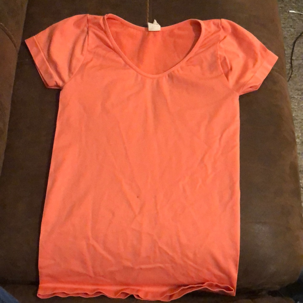 Coral colored t shirt.